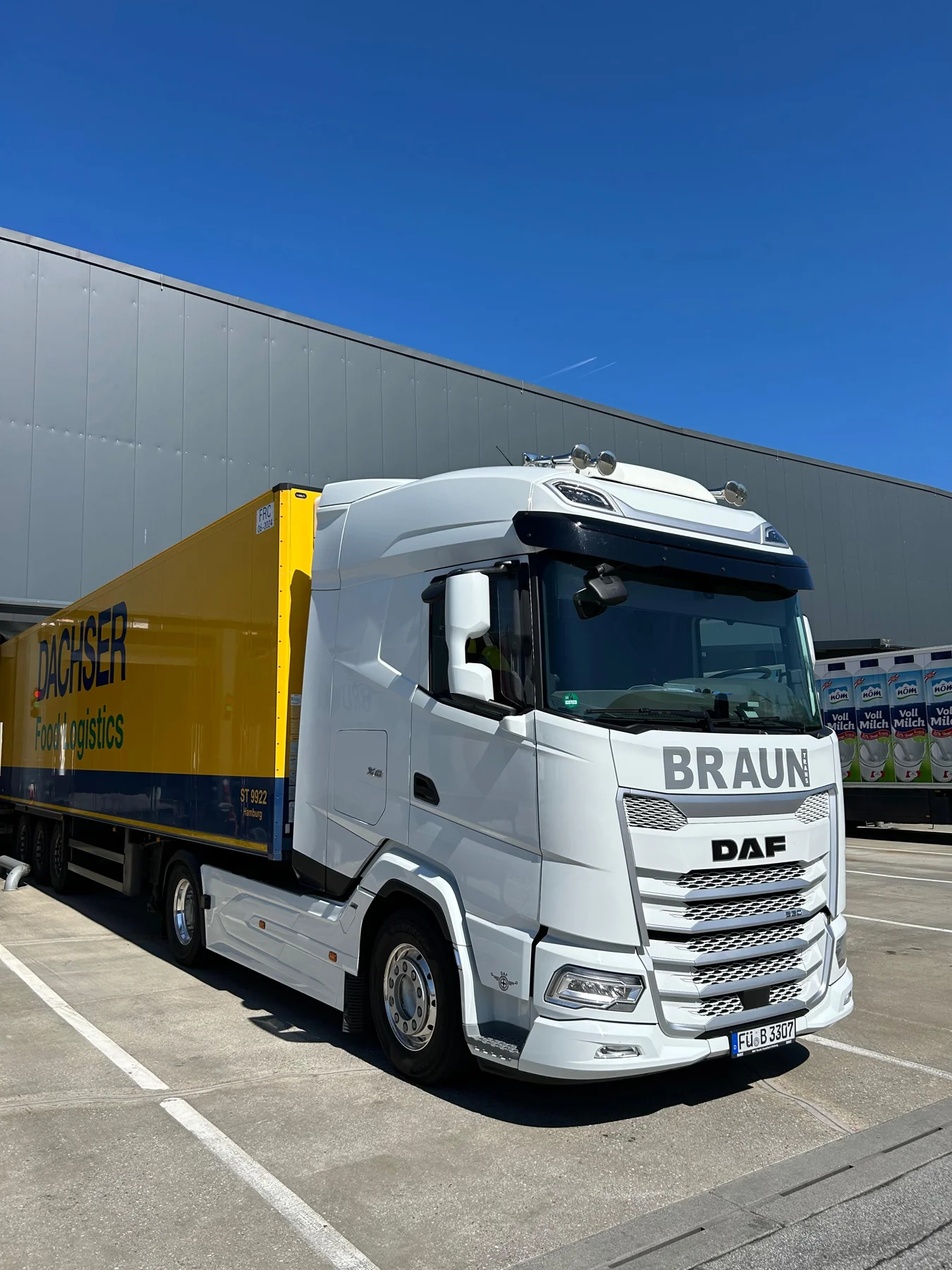 Weißer DAF mit Braun-Trans-Beschriftung