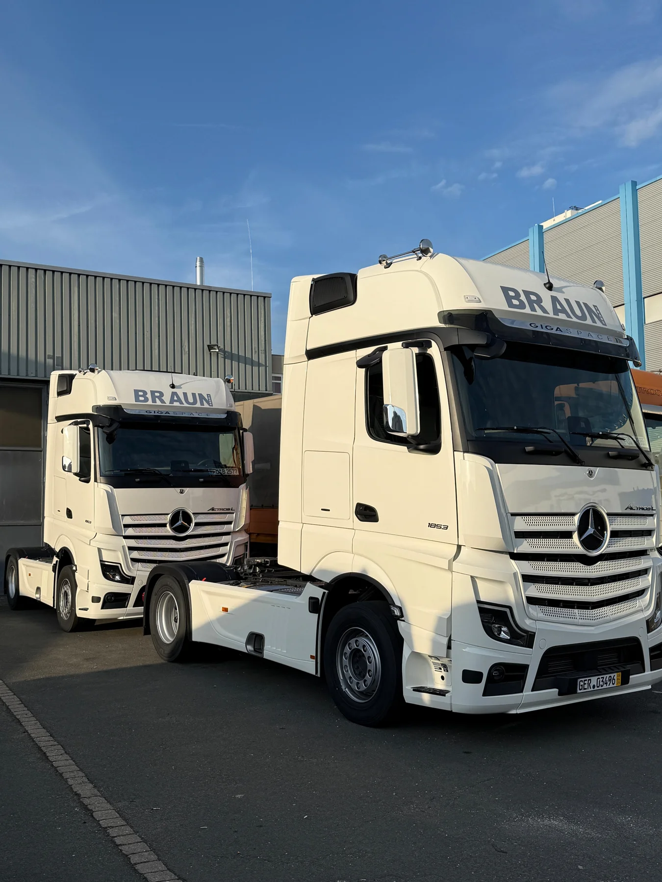 Zwei Mercedes-Benz Actros mit Braun-Trans-Beschriftung