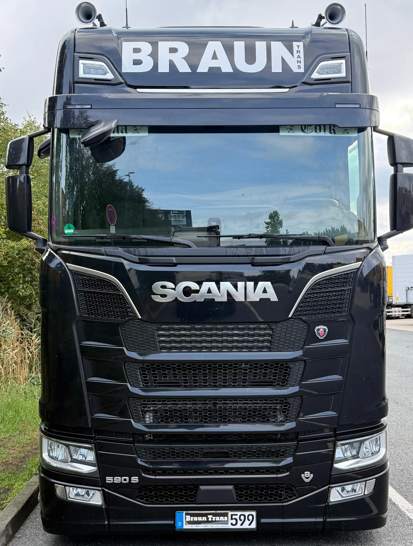 Schwarzer Scania 590 S mit Braun-Trans-Beschriftung